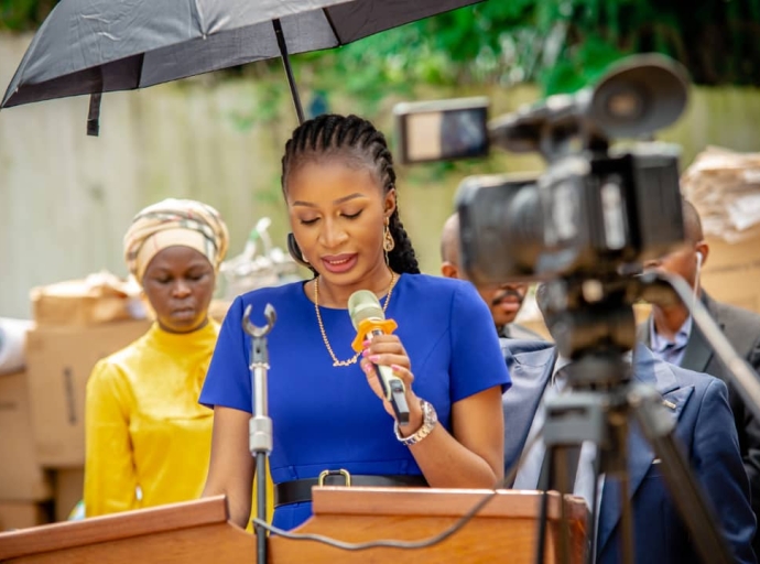 Amélioration de la qualité de l’enseignement, EPST : Aminata Namasia lance officiellement la distribution des manuels scolaires et matériels didactiques aux écoles de la RDC.