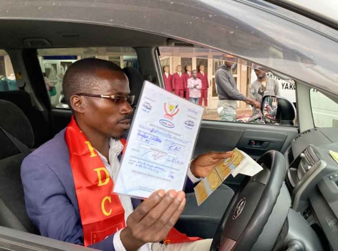 A travers sa Fondation : Patrick Munyomo offre une voiture au Président de la Ligue des Jeunes de l’AFDC