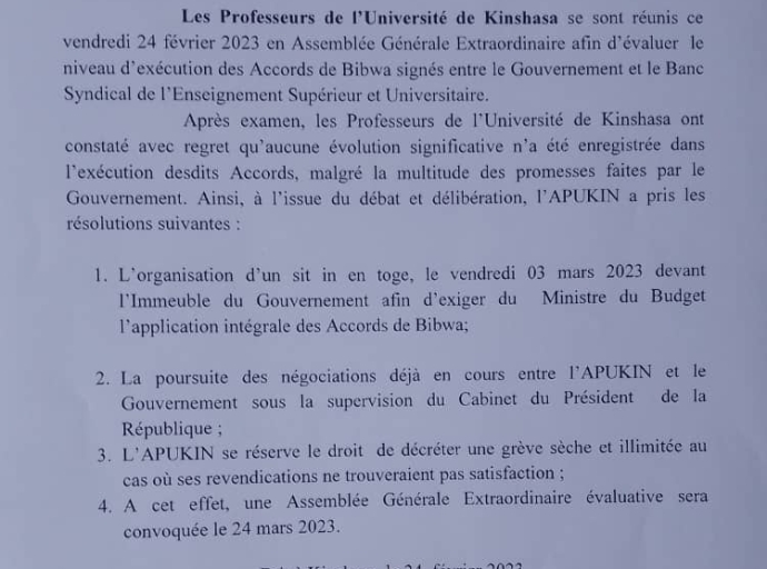 Vendredi 3 mars 2023, APUKIN : les Professeurs d’Université en sit-in devant l’Immeuble du Gouvernement 