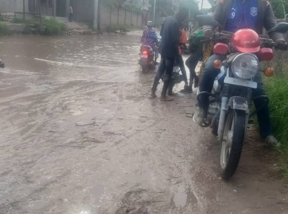 Dans les oubliettes de tous les programmes du Chef de l’Etat Félix Tshisekedi, Lutendele : des mamans envisagent une marche pacifique pour la construction de la route de la Caravane