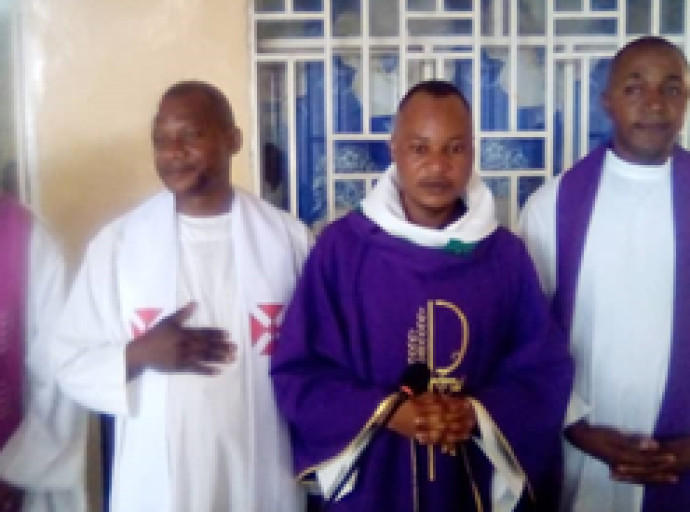 Ordonné prêtre depuis le 18 février dernier, Kinshasa : Père Matthieu Ngongo Yesu célèbre sa messe prémices à la maison diocésaine de Kabinda