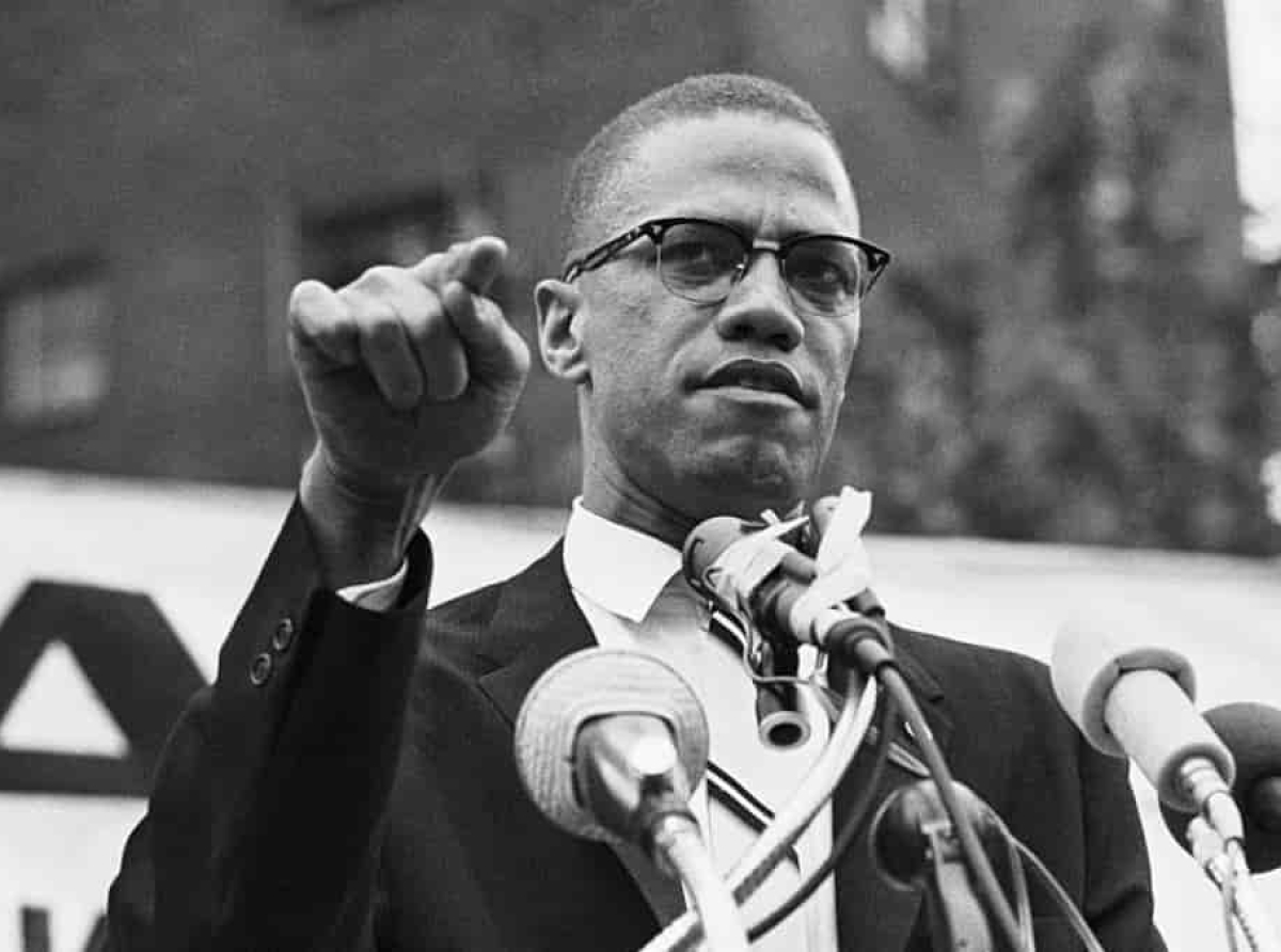 Malcolm X est l'une des quatre grandes icônes des mouvements afro-américains pour abolir les discriminations raciales aux États-Unis