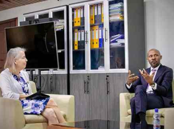 Lutte contre la désinformation et les Fake News en RDC, USA : l’Ambassadrice Lucy Tamlyn salue l’engagement de Patrick Muyaya