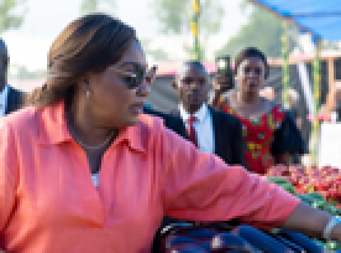 Clôture du mois dédié aux droits des femmes, N'sele: Denise Nyakeru Tshisekedi célèbre avec les épouses des militaires, policiers et les femmes vendeuses de Kinkole