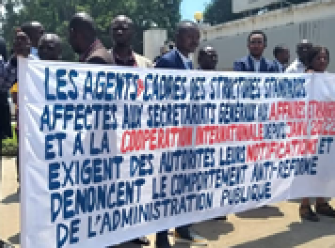 Structures Standards : les Cadres et Agents dans un sit-in chez Christophe Lutundula