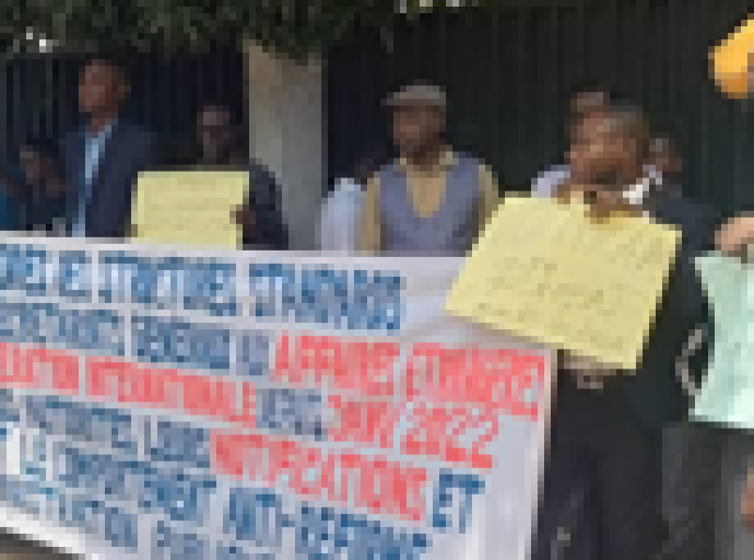 Coopération internationale : Cadres et agents des Structures Standards dans un sit-in devant le bâtiment du Secrétariat général