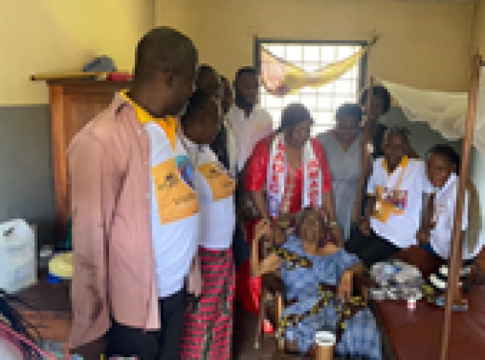 ANADEC : Marie Wapela Bilolo apporte le sourire aux vieillards de l’hospice Saint Pierre
