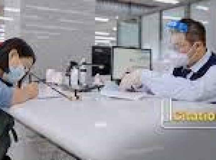 Mme Patricia Castro Obando, professeur à l'Université pontificale catholique du Pérou, et Jia Jiabin, présentateur de CGTN visitent le Centre du numéro vert 12345 de Beijing