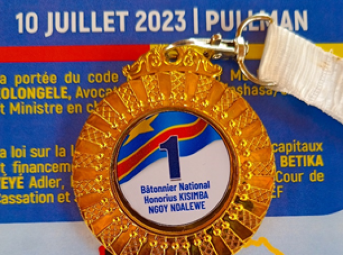 Une médaille de reconnaissance décernée à sa famille biologique, RDC : Honorius Kisimba Ngoy décoré à titre posthume par l’Ordre National des Avocats