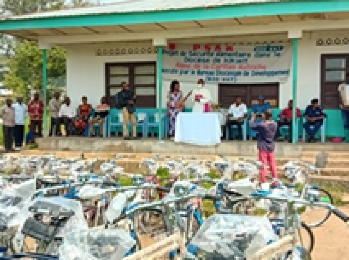 Kwilu : la Caritas-Développement Kikwit offre 170 vélos aux 37 OBC bénéficiaires de son Projet de Sécurité Alimentaire (PSA Kikwit)