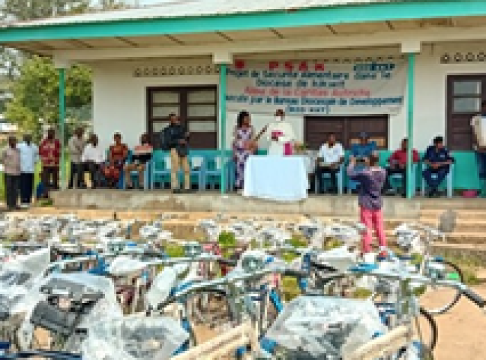 Kwilu : la Caritas-Développement Kikwit offre 170 vélos aux 37 OBC bénéficiaires de son Projet de Sécurité Alimentaire (PSA Kikwit)