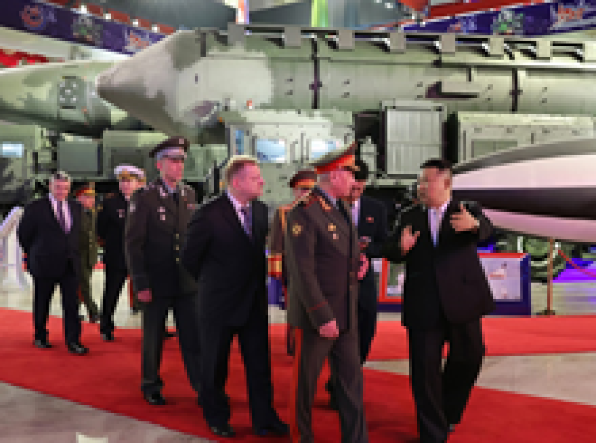 Kim Jong Un visite l’Exposition d’armes et d’équipements
