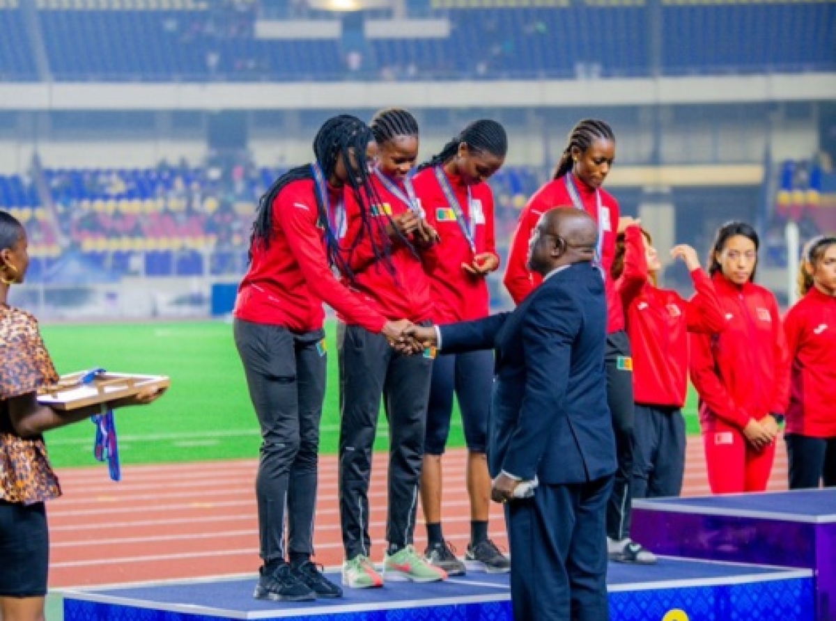 IXès Jeux de la Francophonie, Paul Diakese remet les médailles aux vainqueurs du 4×400 Relais-Femmes