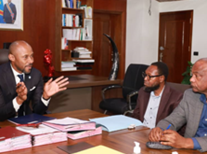 RDC : Patrick Muyaya saisit officiellement de la nouvelle Charte des médias en ligne