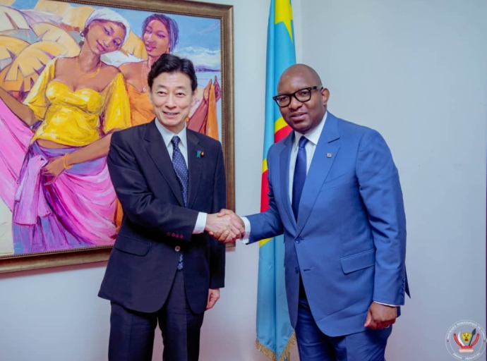 Nishimura Yasutoshi, le ministre japonais de l'Economie, du Commerce et de l'Industrie et Jean Michel Sama Lukonde, Premier Ministre de la RDC