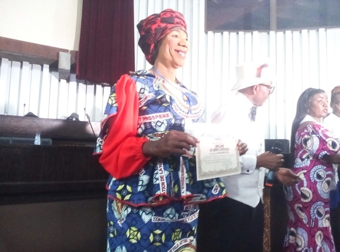 Des brevets aux inspecteurs de droit d’auteurs et des diplômes de mérite aux artistes : SONECA : Maman Anosandjo remercie Adios Alemba et Octavie Kembi pour ne l’avoir pas oubliée