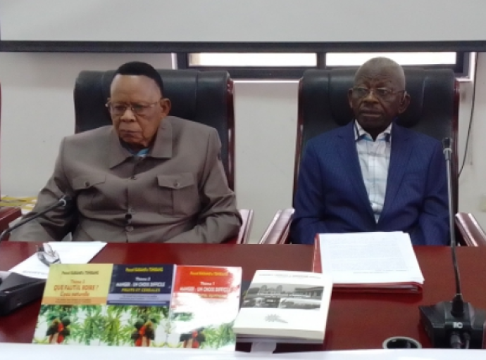 Auteur des quatre ouvrages et co-auteur du livre L’Enseignement s’interroge…Pascal KABAMB'a et Victor Wakwenda inondent le marché Congolais !
