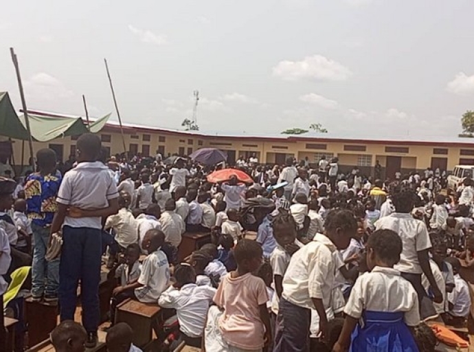 Kasaï Central: Mgr Pierre-Célestin Tshitoko Mamba remet officiellement l’Ecole Primaire Bilomba 1 à ses bénéficiaires