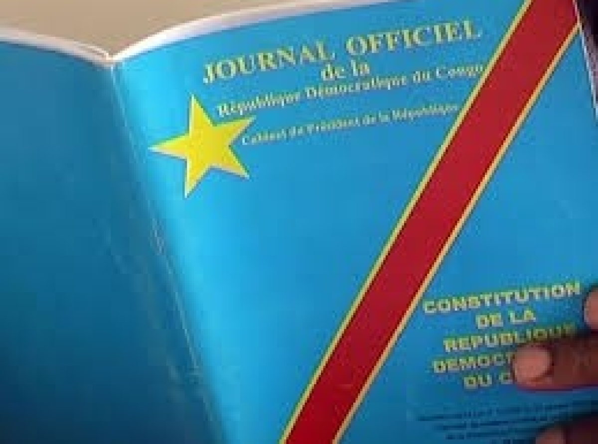 Réviser ou changer de Constitution requiert un large consensus. Donc, un ...dialogue !