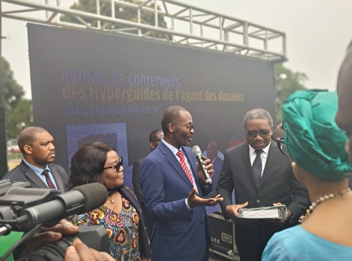 Lutte contre la fraude et la corruption à la douane, DGDA : Anthony Nkinzo remet les Hyperguides de l’agent des douanes à Bernard Kabese