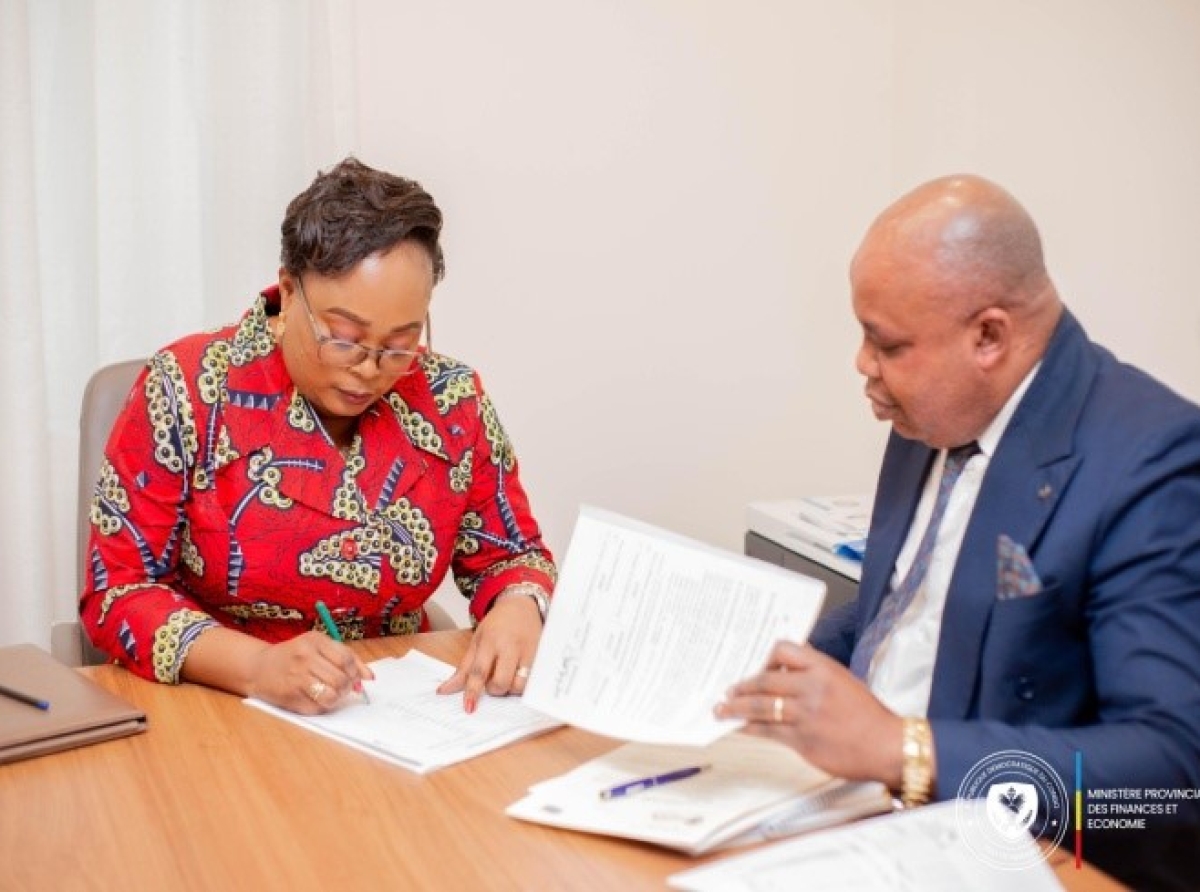 Sous l’œil vigilant   de Mme Yvette Tembo Kulemfuka, la Ministre Provinciale des Finances et Economie, DGRK : les Directeurs ont signé des contrats de performance pour la maximisation des recettes de Kinshasa