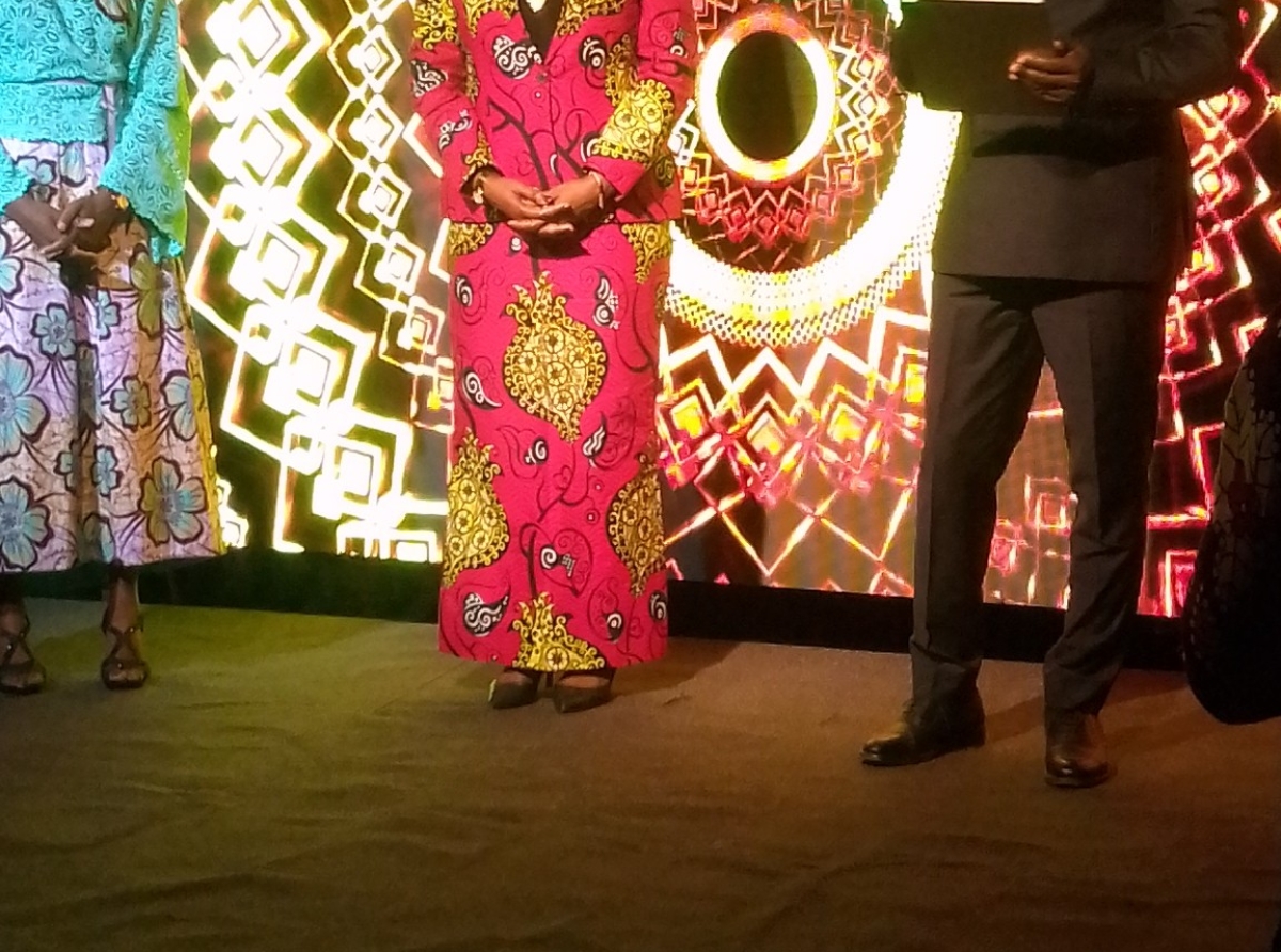 Kinshasa Interio Design show, RDC : Fifi Kikangala fait découvrir à la Ministre Yolande Elebe les œuvres d’arts des congolais