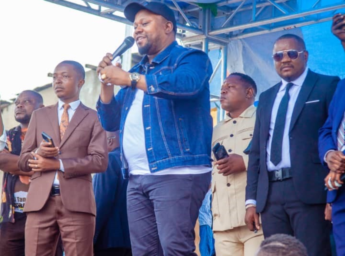 Education : Me Samuel Mbemba Kabuya réconforte plus de 5000 élèves orphelins de Lukunga