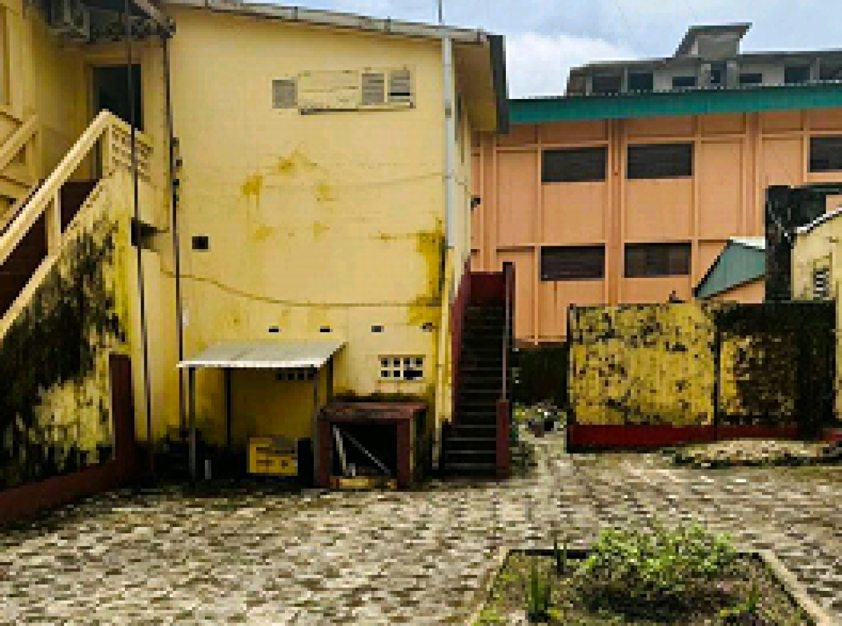 Cri d’alerte au Gouvernement Suminwa, Emmanuel Ilunga : ‘’L’Ambassade de la RDC en Guinée Conakry fonctionne dans un garage’’