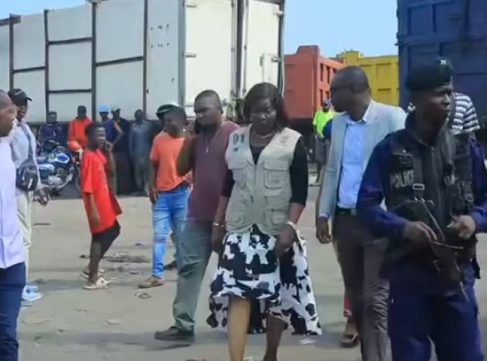 La saisie de 209 ballots de tenues militaires à Limete, relance le débat sur la porosité des frontières en RDC
