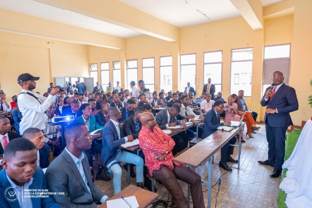 UNIKIN : Guylain Nyembo échange avec les étudiants sur la gouvernance et le développement