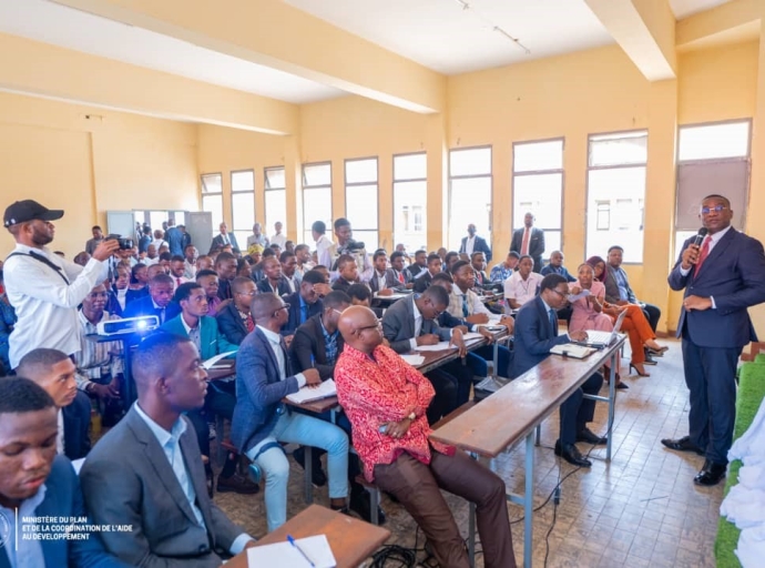 UNIKIN : Guylain Nyembo échange avec les étudiants sur la gouvernance et le développement