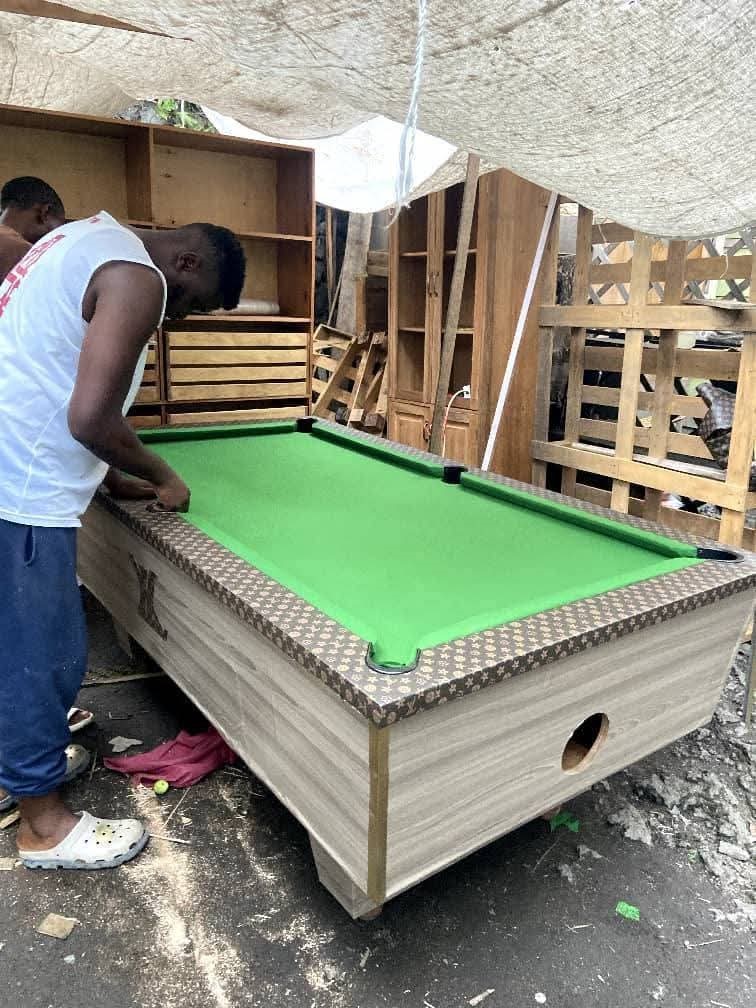 Entrepreneuriat local, Goma : deux jeunes menuisiers fabriquent localement des tables de billard