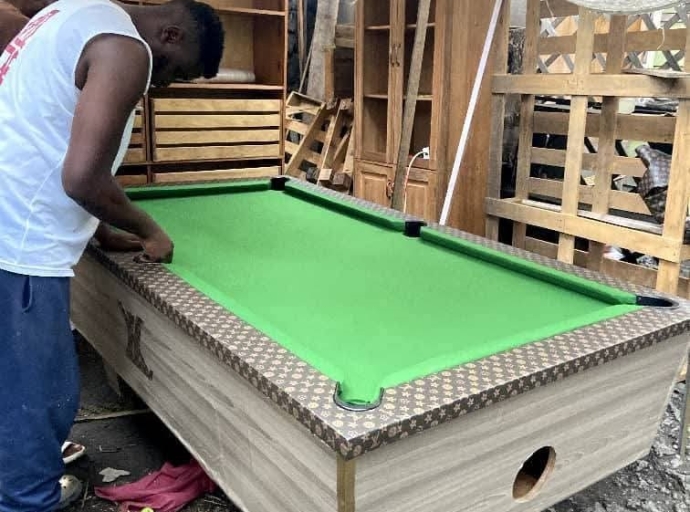 Entrepreneuriat local, Goma : deux jeunes menuisiers fabriquent localement des tables de billard