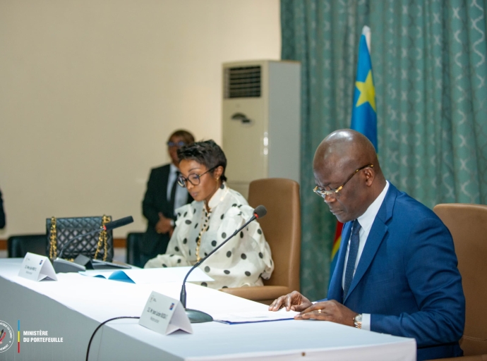 Portefeuille : Julie Mbuyi récupère un secteur debout et réformé sous le leadership de Jean-Lucien Bussa !