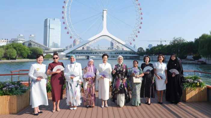 Peng Liyuan invite les épouses des dirigeants étrangers participant au sommet de l'OCS à faire une croisière à Tianjin
