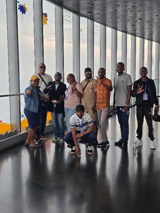 &quot;En séminaire depuis plus d'une semaine à Changsha&quot;, La délégation de journalistes congolais découvre la Tour de Shanghai, deuxième gratte-ciel plus haut au monde