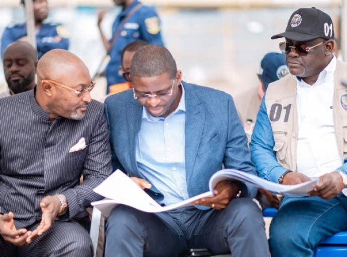 Soulagement pour la population de Bandalungwa, Kinshasa : Eric Tshikuma et Jared Panzu saluent le lancement des travaux de modernisation du terrain Allemagne !