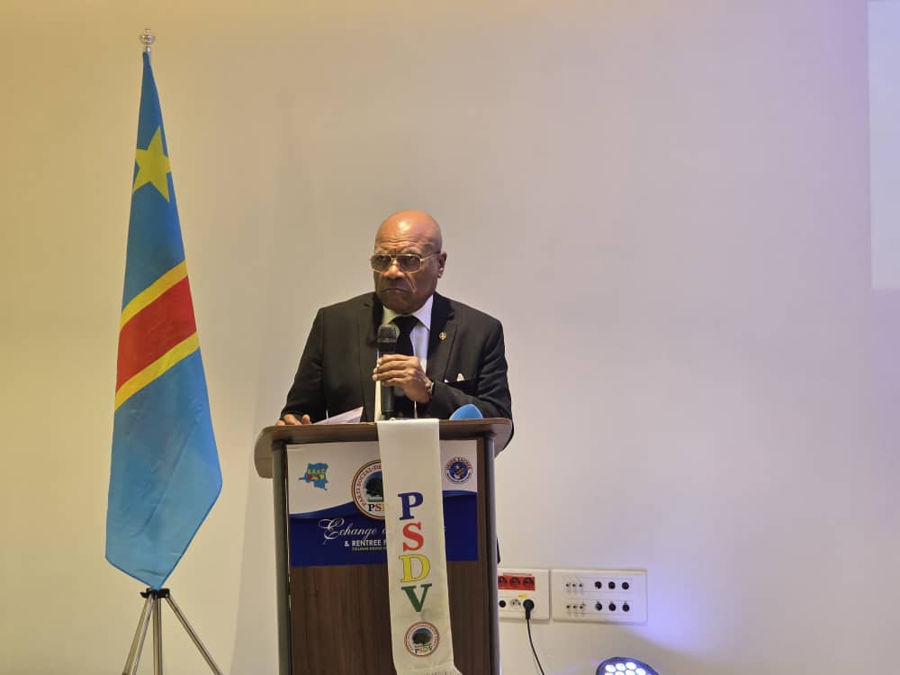 Dialogue en RDC : Léonard She Okitundu appelle à la prudence !